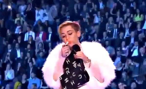 Miley Cyrus encendió un cigarro de marihuana sin estar permitido en la sala donde se realizaba la ceremonia.