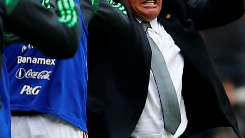 Miguel Herrera celebra a su estilo uno de los goles del Tri, ayer.