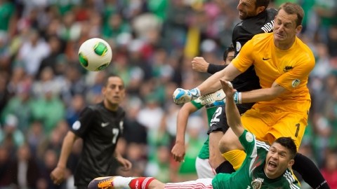 Oribe Peralta fue un peligro constante para el portero y defensas neozelandeses, que pestañearon dos veces y el 'Hermoso' anotó.