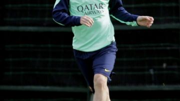 Leo Messi no podrá tocar un balón hasta que el próximo año reciba el alta médica de la lesión que sufrió en su pierna izquierda.