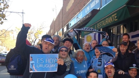 En el Chivito de Oro, tradicional reducto uruguayo, se reunieron los aficionados para gozar de una nueva victoria que los pone cerca del Mundial 2014.