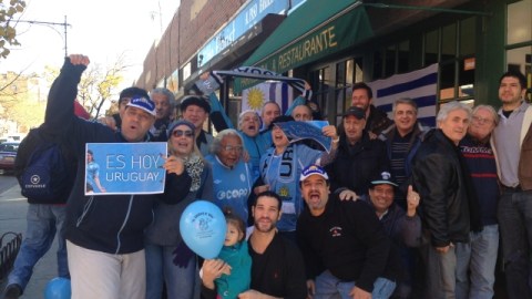 En el Chivito de Oro, tradicional reducto uruguayo, se reunieron los aficionados para gozar de una nueva victoria que los pone cerca del Mundial 2014.