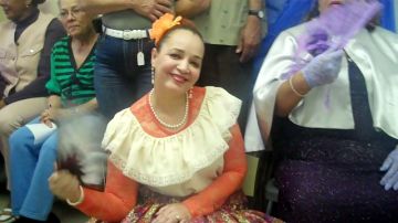 Elizabeth Hernández muestra uno de los trajes típicos puertorriqueños.