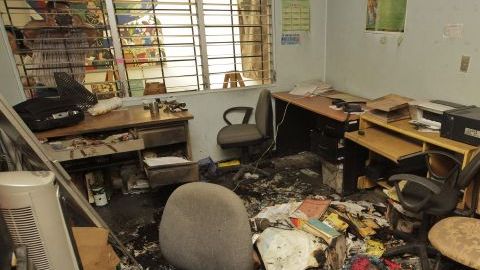 Un comando armado incendió documentos y equipo de cómputo.