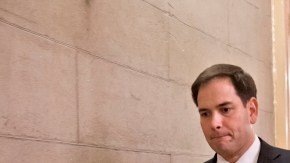 El senador Marco Rubio (al frente) camina por uno de los pasillos del Capitolio.