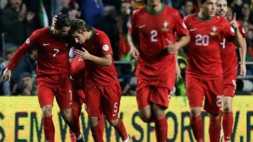 Cristiano Ronaldo celebra con sus compañeros de equipo el gol del triunfo de Portugal