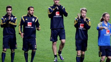 Zlatan Ibrahimovic (izq.) aplaude a sus compañeros al concluir el calentamiento en el Estadio da Luz.
