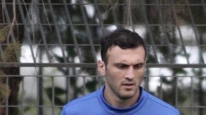 Los griegos Fanis Gkekas (der.), Georgios Samaras (centro) y Vassilis Torosidis entrenan para el choque de ida  de hoy ante los rumanos.