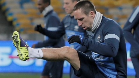 Franck Ribery (centro) durante los entrenamientos de ayer en el Kiev.