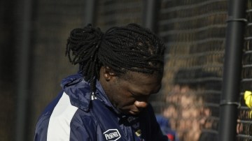 El ecuatoriano Felipe Caicedo firma autógrafos durante el entrenamiento de su selección en la Universidad de Montclair, en Nueva Jersey, de cara al duelo de hoy ante Argentina.