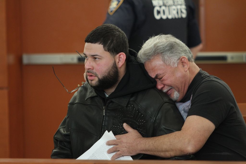 Germán Vargas (derecha) —junto a su hijo Ronald— no pudo contener el llanto ayer  durante la sentencia contra el asesino de su otro vástago, Ronney.