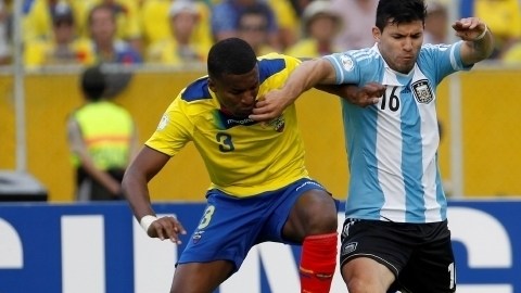 Frickson Erazo, de Ecuador, y Sergio Aguero, de Argentina, volverán a enfrentarse durante el partido amistoso de las selecciones ya clasificadas.