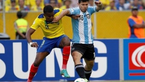 Frickson Erazo, de Ecuador, y Sergio Aguero, de Argentina, volverán a enfrentarse durante el partido amistoso de las selecciones ya clasificadas.
