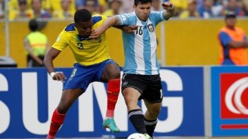 Frickson Erazo, de Ecuador, y Sergio Aguero, de Argentina, volverán a enfrentarse durante el partido amistoso de las selecciones ya clasificadas.