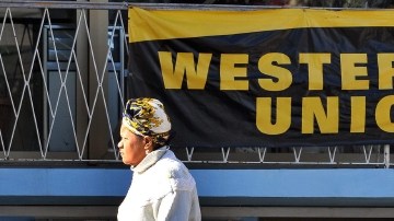 Las remesas desde Estados Unidos a El Salvador representan un 16,5% del Producto Interno Bruto del país. En el caso de Honduras es un 15,7% y de México es un 2%.