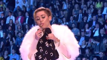 Miley Cyrus se fumó un cigarrillo de marihuana en el escenario de los MTV European Music Awards.