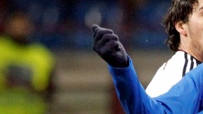 Mario Balotelli controla el balón ante Mats Hummels.