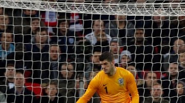 Alexis Sánchez (d) marca uno de dos goles a Inglaterra en el amistoso que ganó Chile ayer en el estadio Wembley.
