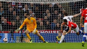 Alexis Sánchez (d) marca uno de dos goles a Inglaterra en el amistoso que ganó Chile ayer en el estadio Wembley.