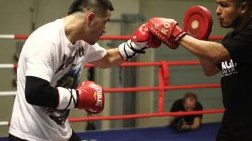 Brandon Ríos (izq) practicando para su pelea con Manny Pacquiao, en Macao, China, el próximo sábado. A la derecha, su entrenador Robert García.