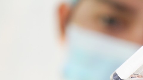 La vacuna contra la bacteria meningococcal tipo B no está disponible en Estados Unidos.