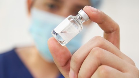 La vacuna contra la bacteria meningococcal tipo B no está disponible en Estados Unidos.
