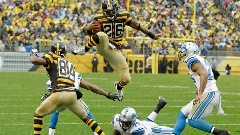 Los Steelers ganan con un uniforme conmemorativo por su temporada 80 en la NFL.