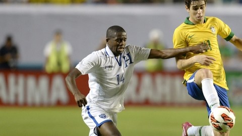 Óscar Boniek (izq.) llega tarde y  no puede impedir la acción ofensiva      del brasileño  Óscar durante el partido disputado ayer en Miami.