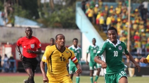 El nigeriano Mikel John Obi (10) se lleva el balón ante la marca de Adane Girma (izq) y Shemeles Bekele, en el partido disputado ayer en el U. J. Esuene Stadium, en Calabar, Nigeria.
