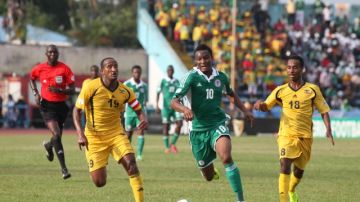 El nigeriano Mikel John Obi (10) se lleva el balón ante la marca de Adane Girma (izq) y Shemeles Bekele, en el partido disputado ayer en el U. J. Esuene Stadium, en Calabar, Nigeria.