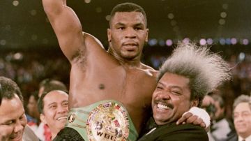 Mike Tyson es cargado por el promotor Don King, luego que el boxeador ganara el título mundial de los pesos pesados tras drrotar a Trevor Berbick el 22 de noviembre de 1086 en Las Vegas.
