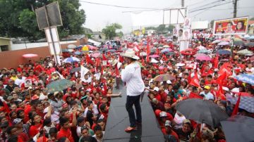 La candidata presidencial Xiomara Castro del partido Libertdad y Refundación  en un evento de campaña en Ceiba.