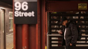 Un usuario del Subway usa su teléfono celular dentro de una estación en la calle 96 en Manhattan.