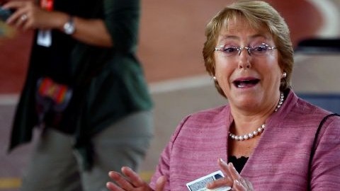 Michelle Bachelet aventajó a su rival Evelyn Matthei, pero los expertos dicen no conseguirá los votos necesarios para ganar la presidencia.