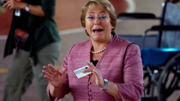 Michelle Bachelet aventajó a su rival Evelyn Matthei, pero los expertos dicen no conseguirá los votos necesarios para ganar la presidencia.