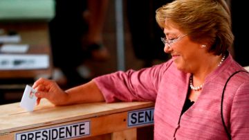 Michelle Bachelet sufragó temprano en un local del suroriente de la ciudad.