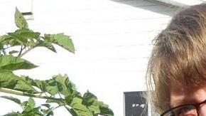 Las personas se pueden sentir relajadas al cosechar sus propias verduras.