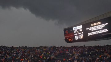 Los asistentes al juego de la NFL entre los Chicago Bears y los Baltimore Ravens vivieron el terror de los tornados de una forma particular: En las pizarras del estadio los alertaron del peligro.