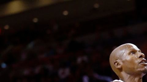 Ray Allen encesta ante la presencia del mexicano Gustavo Ayon.