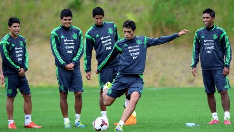 Raúl Jiménez, con la pelota, sería de nuevo el socio ofensivo de Oribe Peralta en la delantera del Tri.