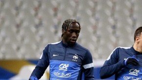 Franck Ribery (segundo de la izq.i) calienta junto a sus compañeros en el Estadio de Francia de Saint-Denis.