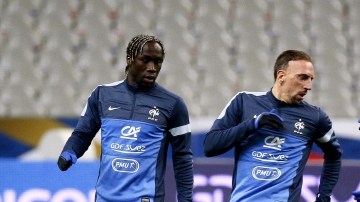 Franck Ribery (segundo de la izq.i) calienta junto a sus compañeros en el Estadio de Francia de Saint-Denis.