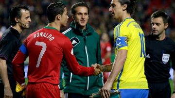 El portugués  Cristiano Ronaldo (izq.) y el sueco Zlatan Ibrahimovic se saludan antes del juego de ida por el repechaje.