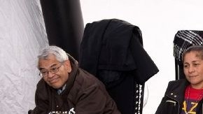 Participantes del "Ayuno por las Familias" se mantienen dentro de una carpa frente al Capitolio, en Washington DC.