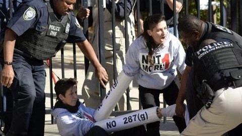 Varios policías arrestan a un grupo de manifestantes en el exterior de la oficina de ICE, en Atlanta.