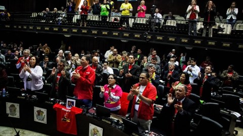 Miembros de la Asamblea Nacional venezolana durante la primera de las dos votaciones requeridas para otorgarle poderes especiales al presidente.