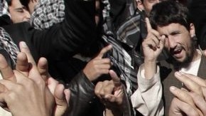 Estudiantes afganos protestan contra un eventual convenio entre Estados Unidos y ese país.