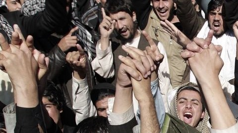 Estudiantes afganos protestan contra un eventual convenio entre Estados Unidos y ese país.