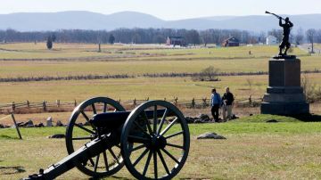 Personas visitan el lugar donde Abraham Lincoln dio el discurso hace 150 años, en lo que fue el campo de batalla de Gettysburg en Pensilvania.