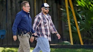 Zimmerman (de gorra) fue acusado de ataque agravado con un arma, agresión doméstica y comportamiento delictivo.